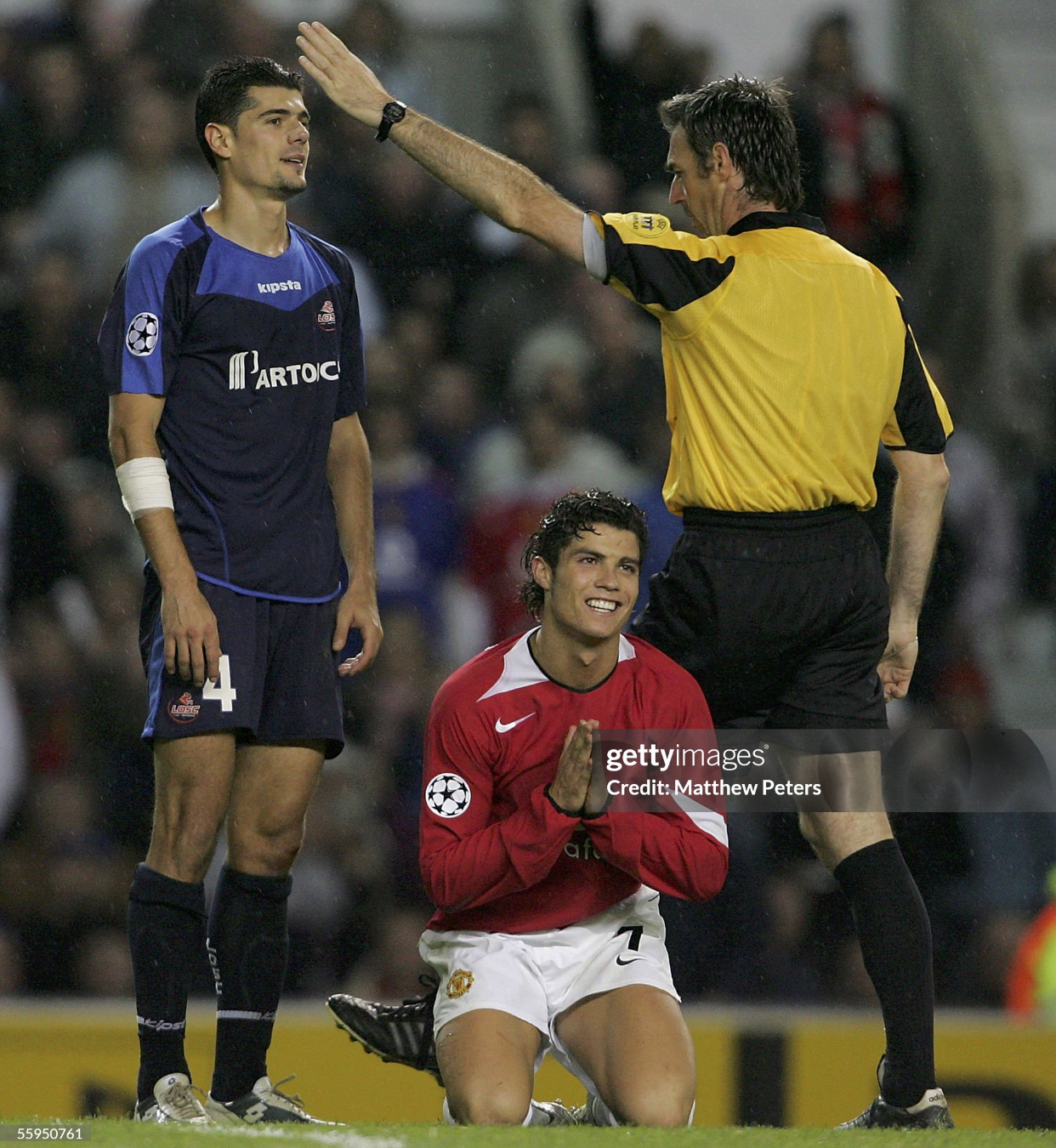 惊险一幕！球员在最后关头射门破门